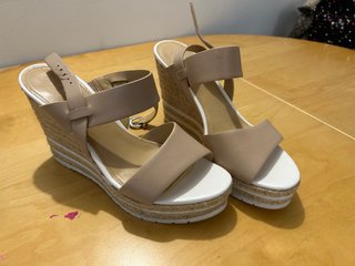 Sandalias Nine West Cuña Beige y Blanca
