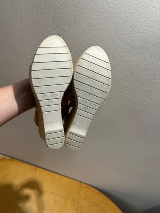 Sandalias Nine West Cuña Beige y Blanca