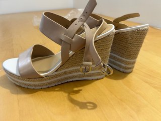 Sandalias Nine West Cuña Beige y Blanca