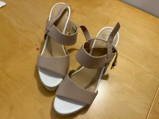 Sandalias Nine West Cuña Beige y Blanca