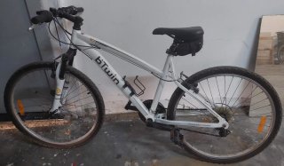 Bicicleta muntanya BTWIN. Inclou bosseta eines.