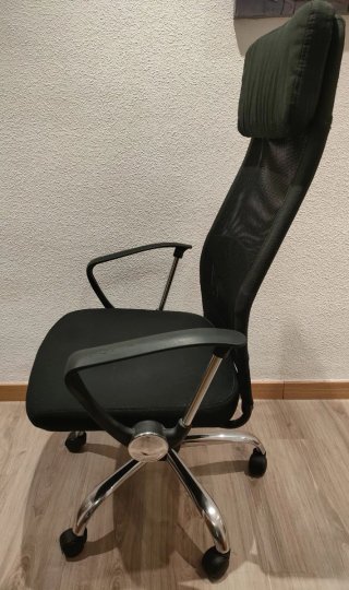Silla ergonómica de oficina negra