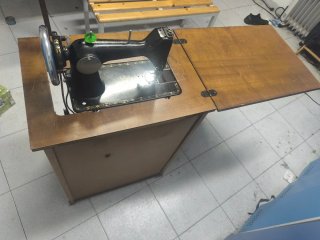 Máquina de coser Sigma con mueble