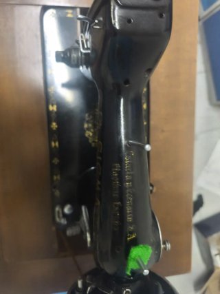 Máquina de coser Sigma con mueble