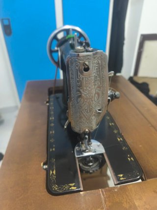Máquina de coser Sigma con mueble
