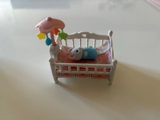 Cuna Sylvanian Families con móvil y bebé