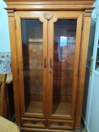 Aparador y vitrina de madera
