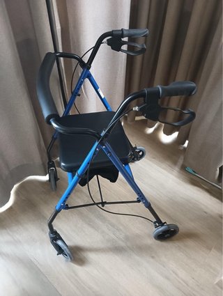 Andador azul con asiento y ruedas