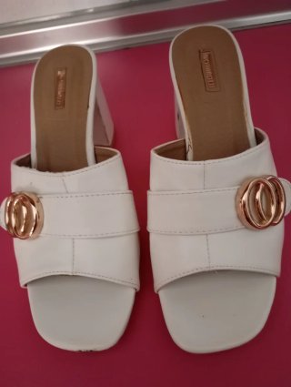Sandalias BUONARROTTI blancas con detalle dorado