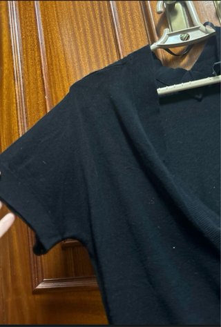 Camiseta negra con botones