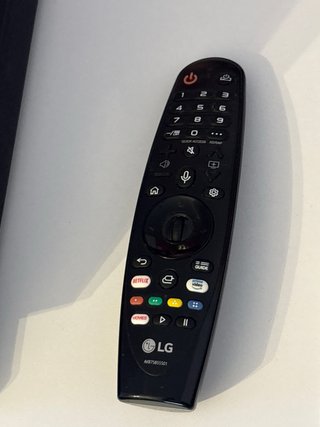 TV LG 55” 4K UHD + Soporte con Ruedas