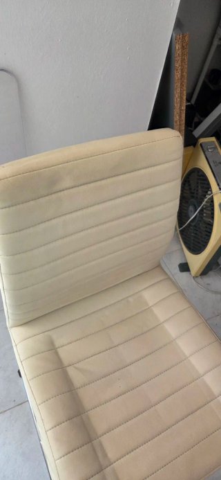 Silla Beige con Patas Metálicas