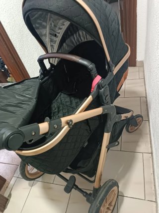 Passeggino nero e dorato