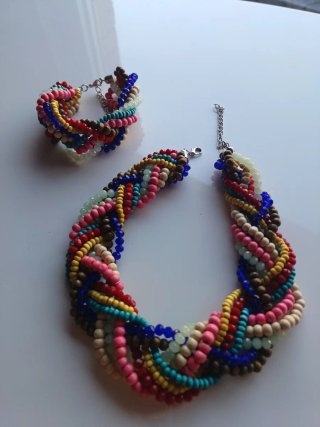 Colgante y pulsera de cuentas trenzadas.