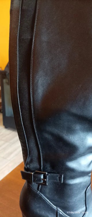 Botas altas negras con hebilla