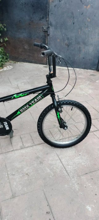 Bicicleta marca...BMX TEAM...20 pulgadas...