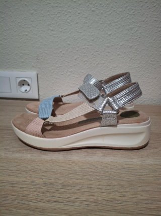 Sandalias plateadas y rosas