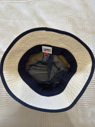Gorro Tommy Jeans estilo pescador.
