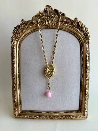 Collar dorado con eslabones y dije rosa