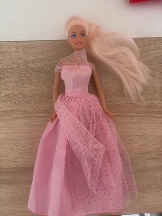 5 Muñecas Barbie en buen estado