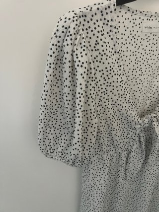Vestido blanco con lunares negros