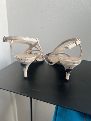 Sandalias Martinelli tacón blanco estampado negro