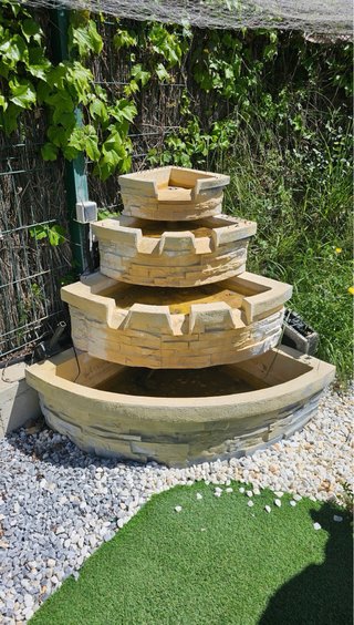 Fuente de jardín de piedra y plástico