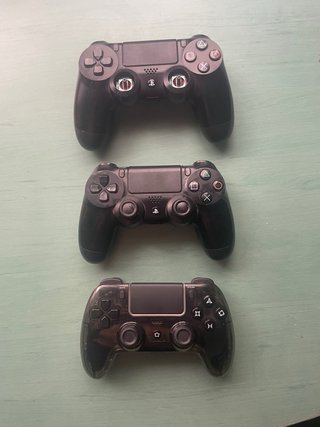 PS4 (PlayStation 4) Negra + 3 mandos
