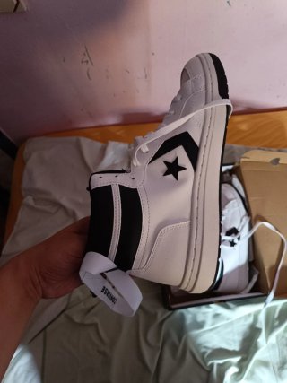 Botas Converse Blancas y Negras nuevas