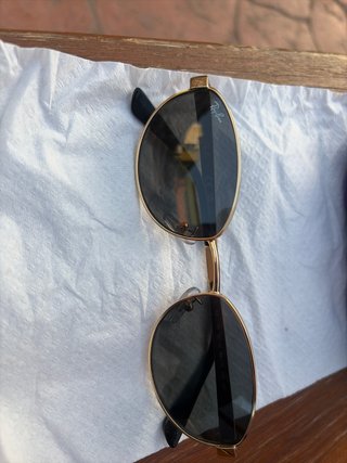 Gafas Ray-Ban Doradas y Negras no tiene funda