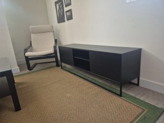 Mueble TV negro con diseño moderno
