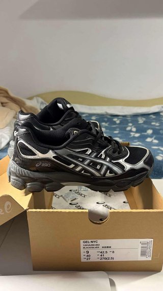 Asics Gel NYC Talla 42 Negras y Plateadas