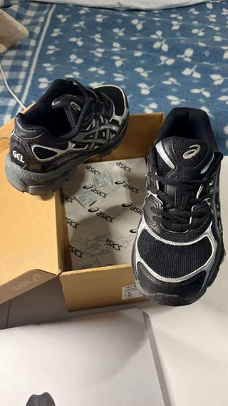 Asics Gel NYC Talla 42 Negras y Plateadas