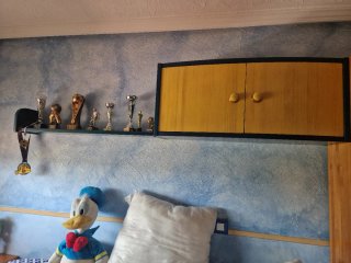 Habitación infantil pino miel, azul y amarillo