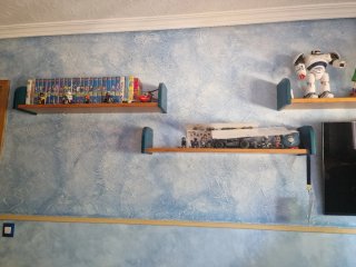 Habitación infantil pino miel, azul y amarillo