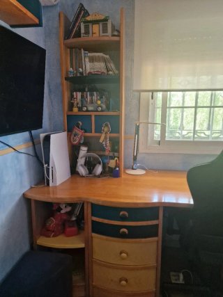 Habitación infantil pino miel, azul y amarillo
