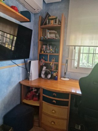 Habitación infantil pino miel, azul y amarillo