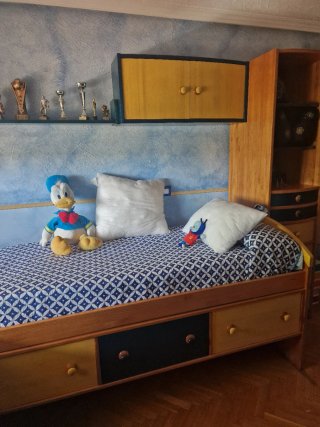 Habitación infantil pino miel, azul y amarillo