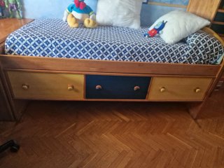 Habitación infantil pino miel, azul y amarillo