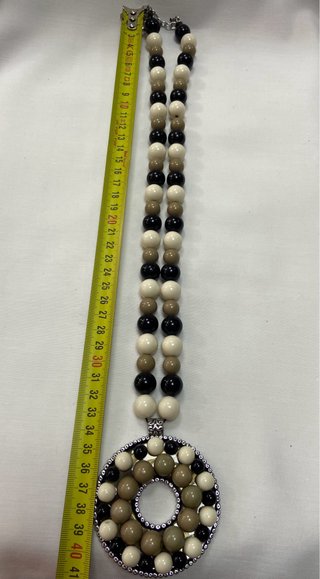 Elegante collar con cuentas