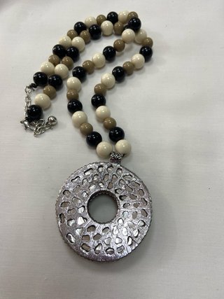 Elegante collar con cuentas