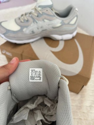 Zapatillas Asics Beige y Gris