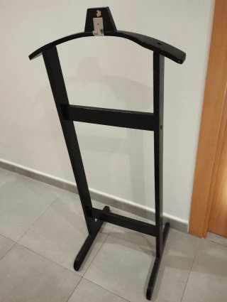 Galán de noche de madera negro