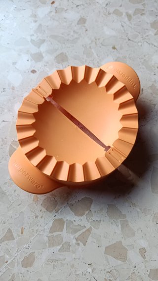 Molde para empanadillas Tupperware naranja