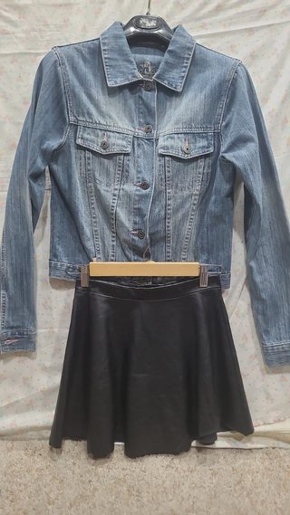 Chaqueta vaquera y falda negra