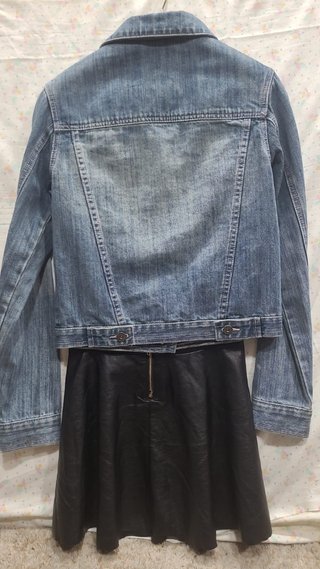Chaqueta vaquera y falda negra