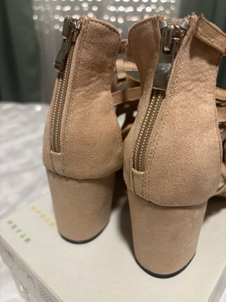 Zapato tacón ancho beige