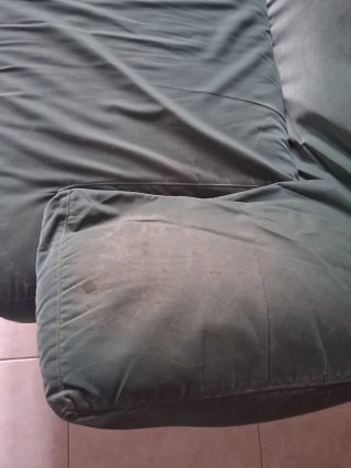 2 Sofás de terciopelo verde y beige con desgaste