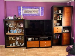 Mueble de madera y cristal
