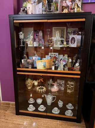 Mueble de madera y cristal
